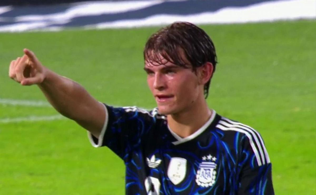 Nico Paz dedica su primer gol en la selección argentina. (Foto: captura TV).