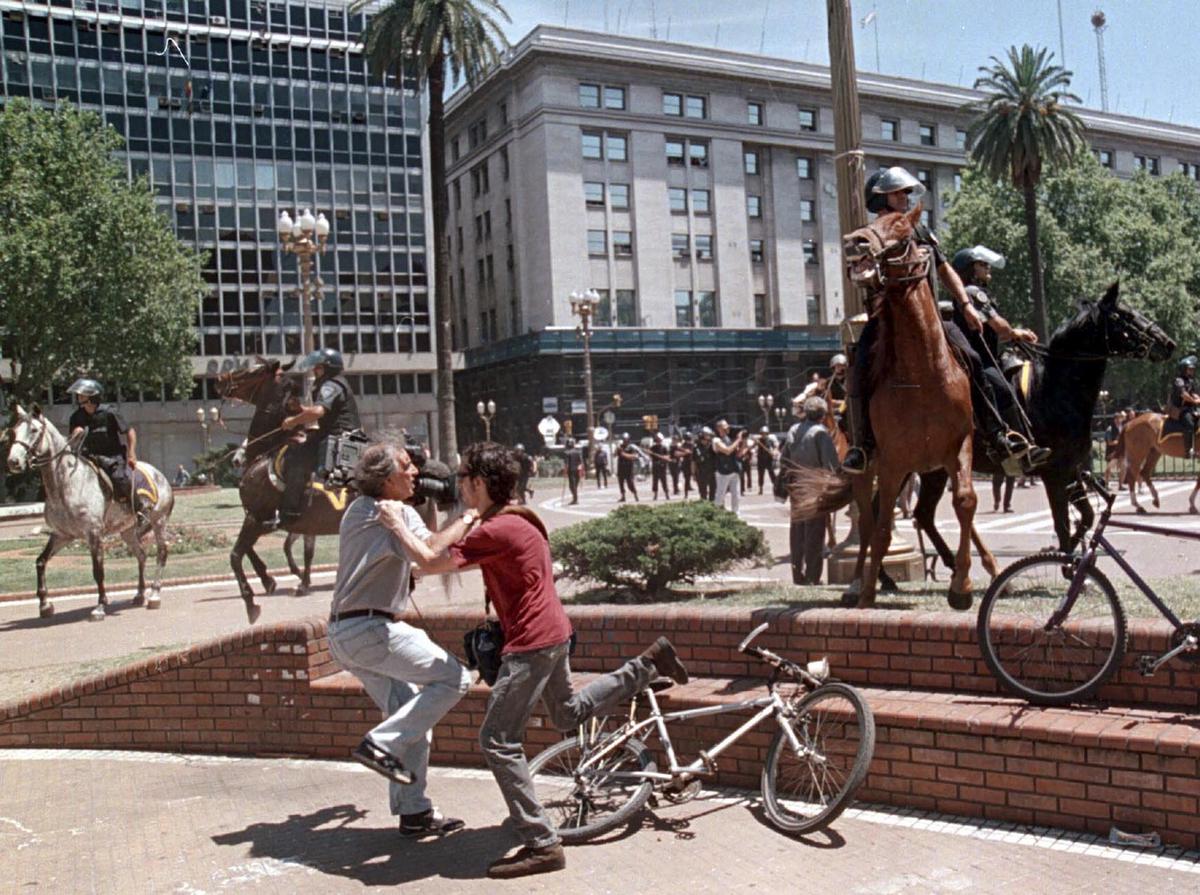 FOTO: Represión en Buenos Aoires. 20 de diciembre de 2001. (Noticias Argentinas)