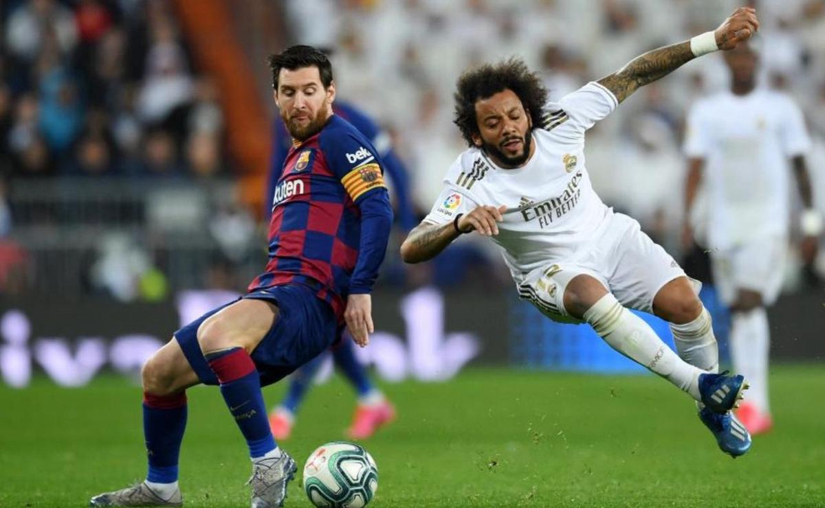 Marcelo enfrentando a Messi.