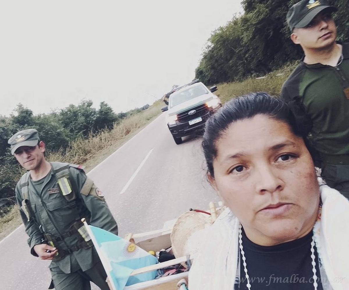 Mujer camina 500 km en busca de justicia por las muertes de su hija y nieta