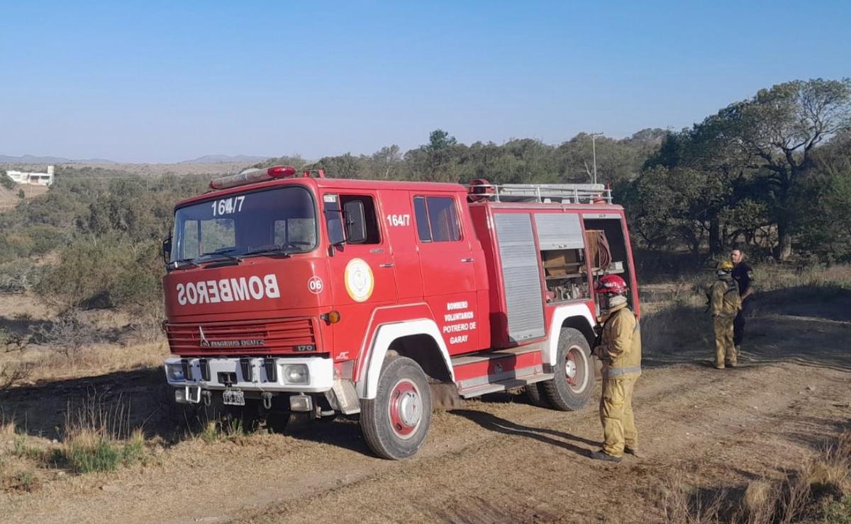 FOTO: Bomberos trabajan en un incendio en San Clemente: el fuego está contenido.