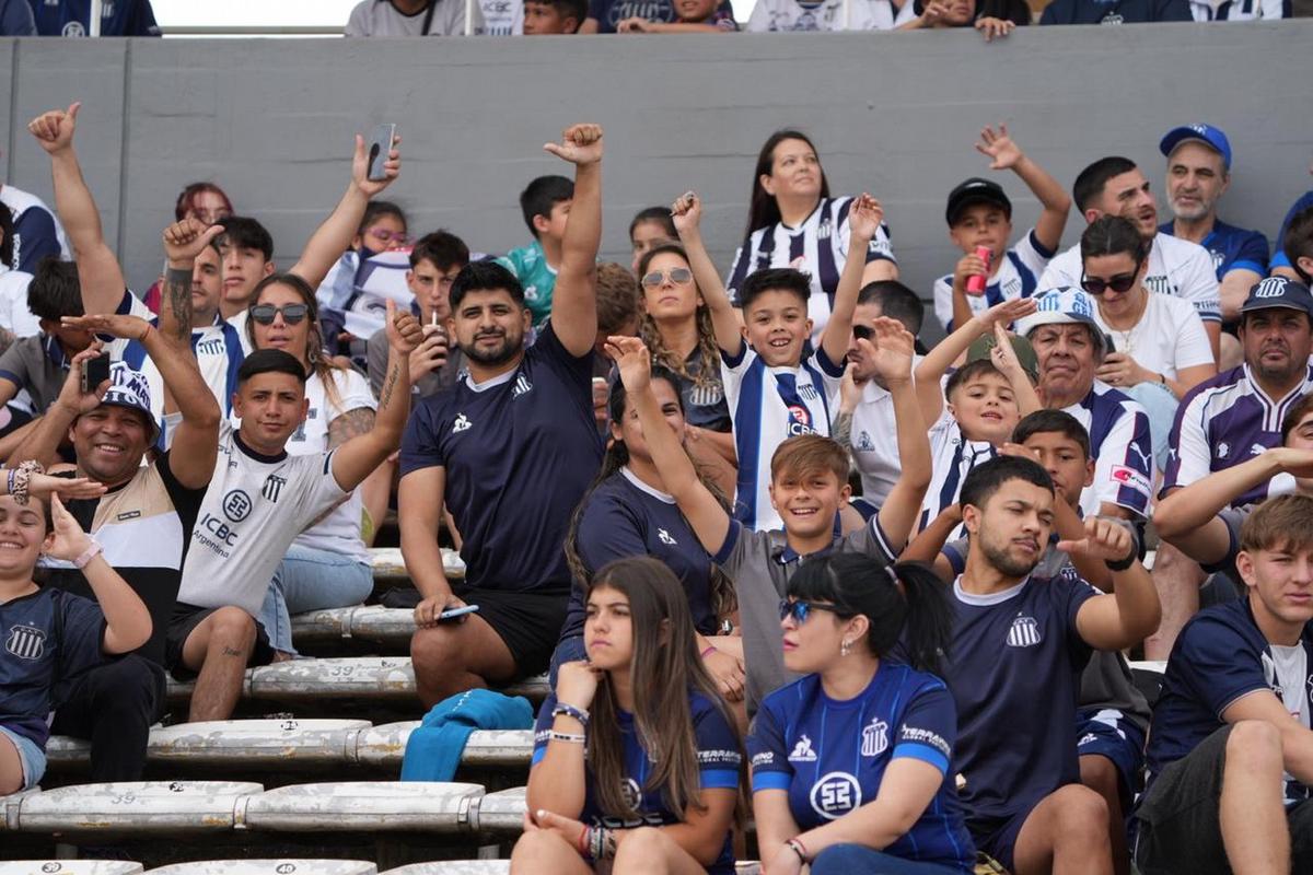 FOTO: Los hinchas albiazules, en el clásico.