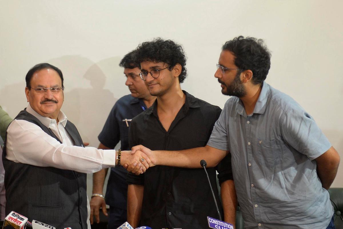 India encarcela 5 días a líderes del movimiento Cucaracha tras escalar barricadas en una protesta