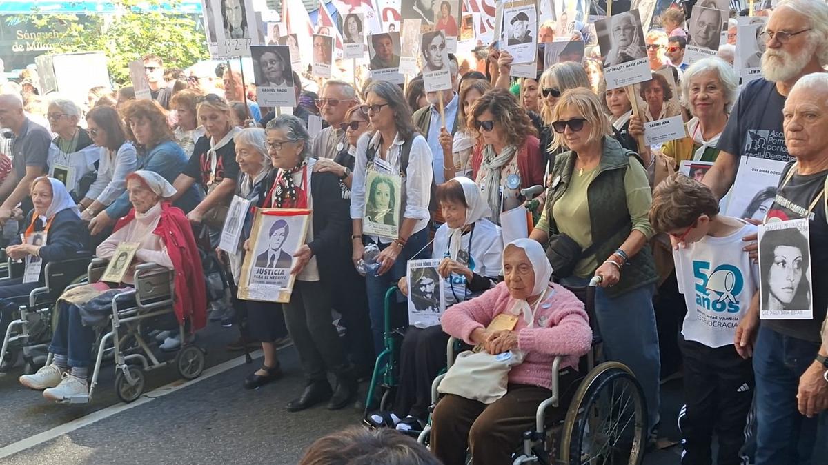 Familiares de desaparecidos prensentes a 50 años del golpe. (Mauricio Conti/C3)
