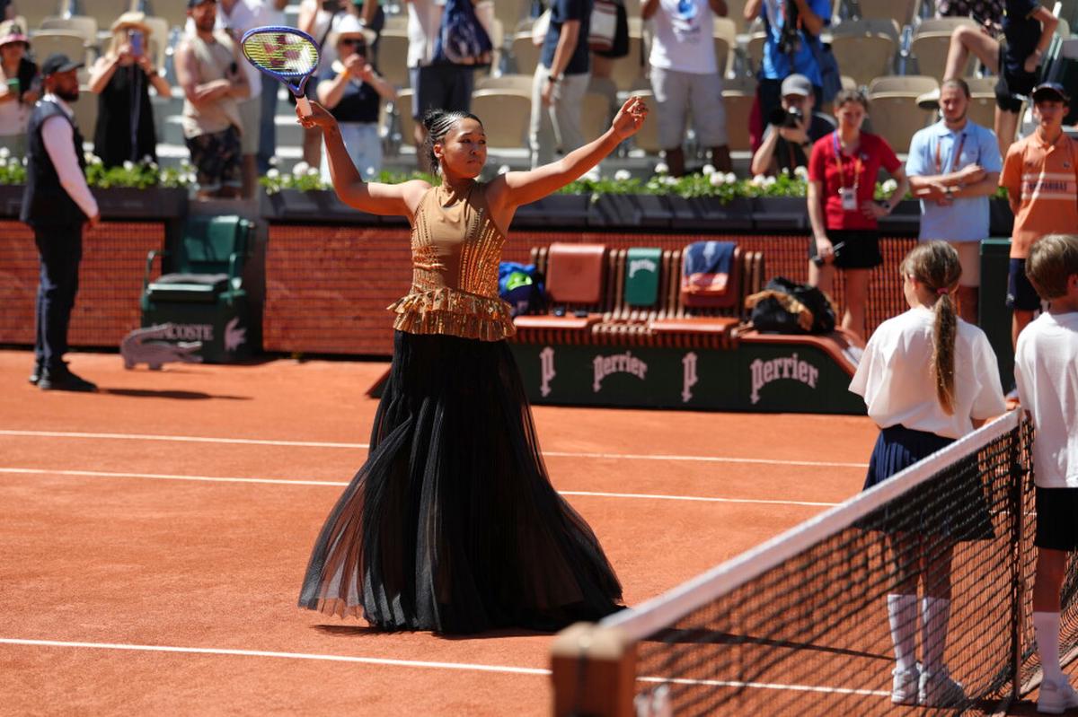 El gusto de Naomi Osaka por la moda vuelve a brillar con su atuendo en Roland Garros