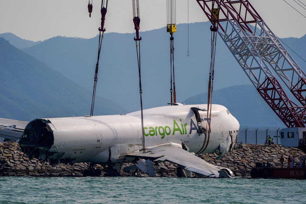 Recuperan restos principales de avión de carga tras derrape de pista en Hong Kong