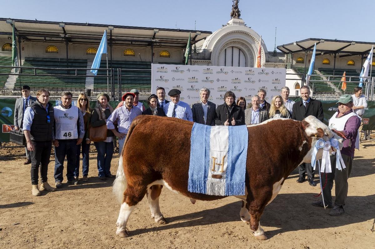 FOTO: Premiación. El presidente y parte del gabinete en la jura de los campeones.