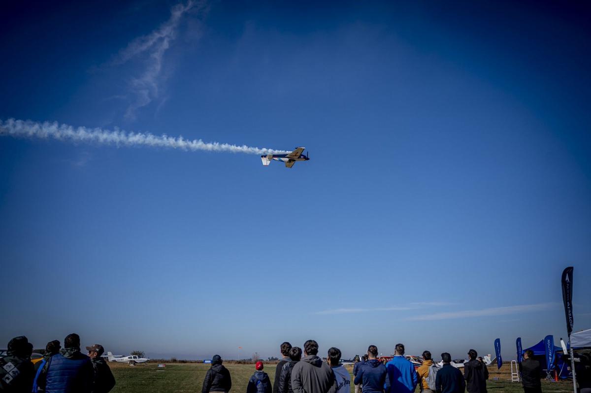 Acrobacias profesionales durante los cuatro días sobre el cielo de Armstrong