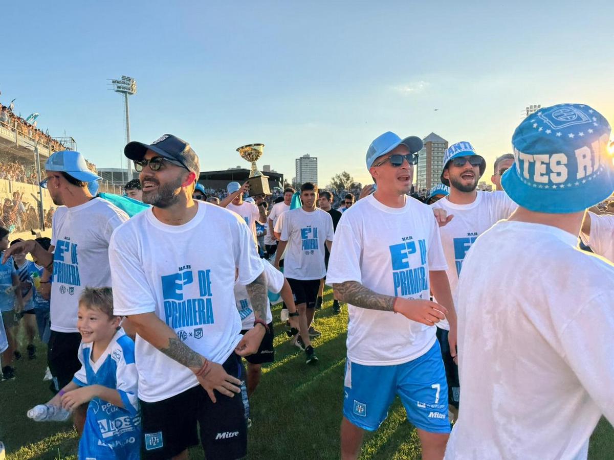 Río Cuarto recibe a los jugadores tras el ascenso. 