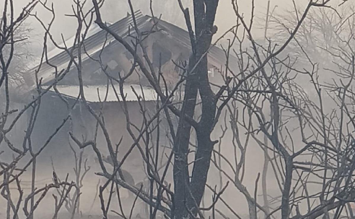 FOTO: La casa de la mujer de 80 años quedó rodeada por el fuego. (Foto: Policía)