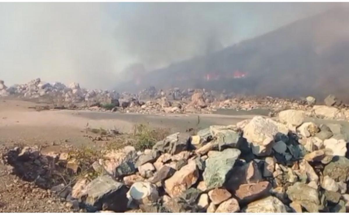 FOTO: El fuego se propagó en una zona de canteras. 