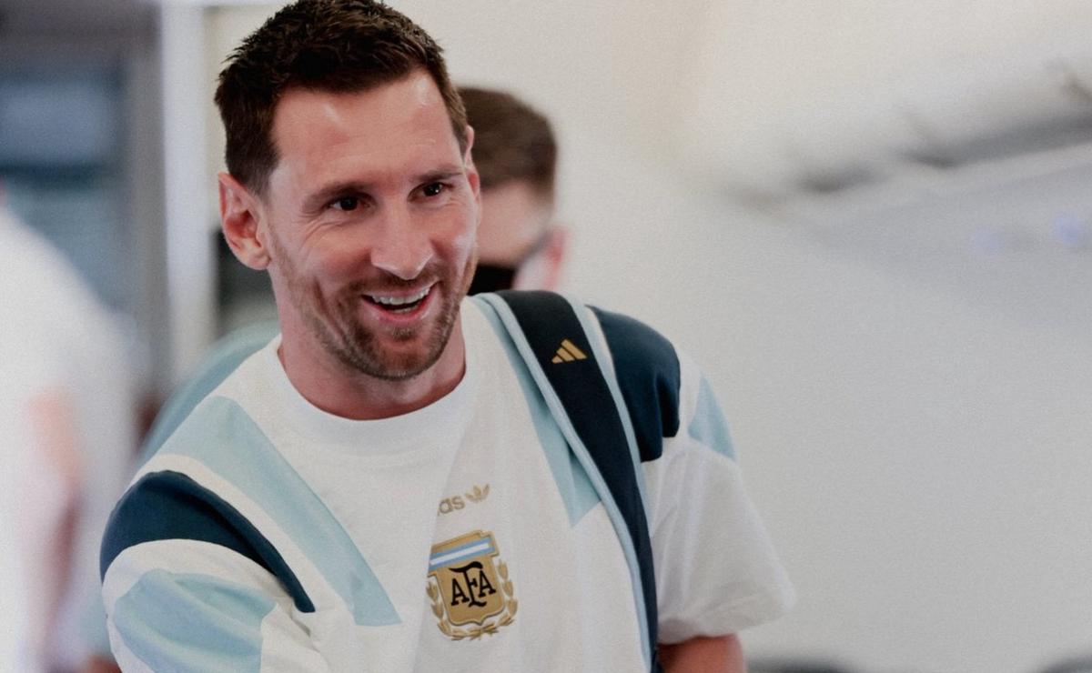 Messi, en el avión rumbo a Kansas.