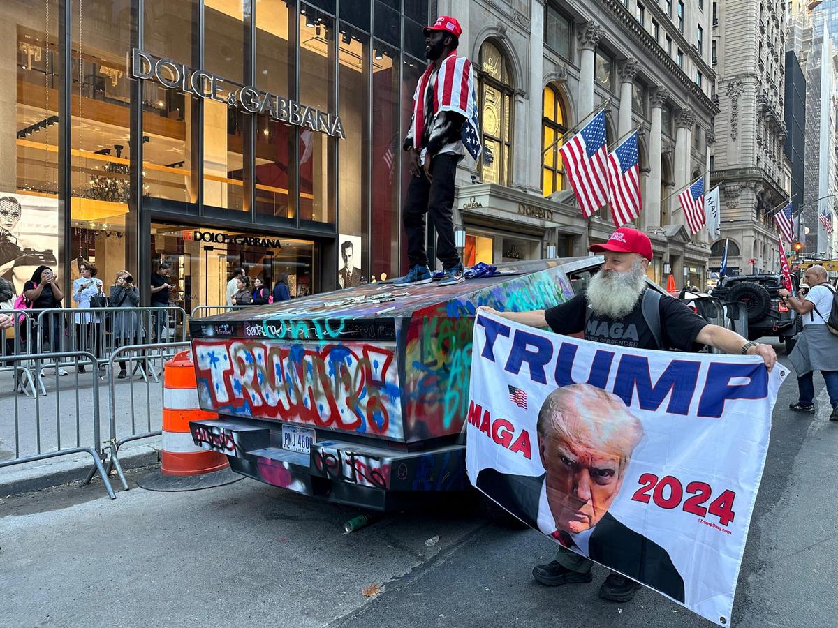 FOTO: Ambiente festivo en el centro de votación cerca de Trump Tower en Nueva York