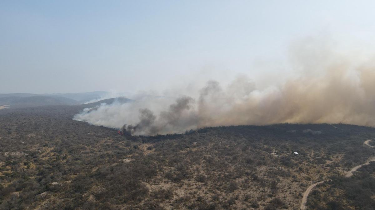 FOTO: El fuego devora el bosque nativo en Capilla del Monte. (Foto: Daniel Cáceres/Cadena3)