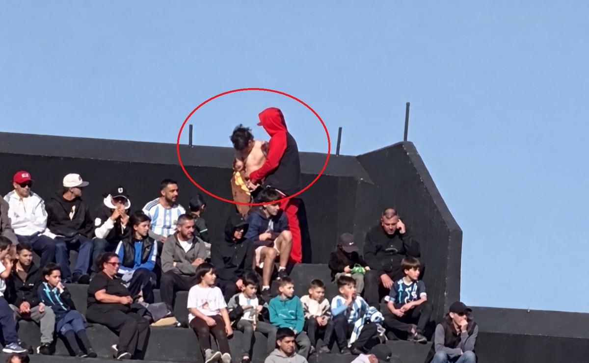 Captura del video del ataque al joven en la tribuna de la cancha de Newell's.