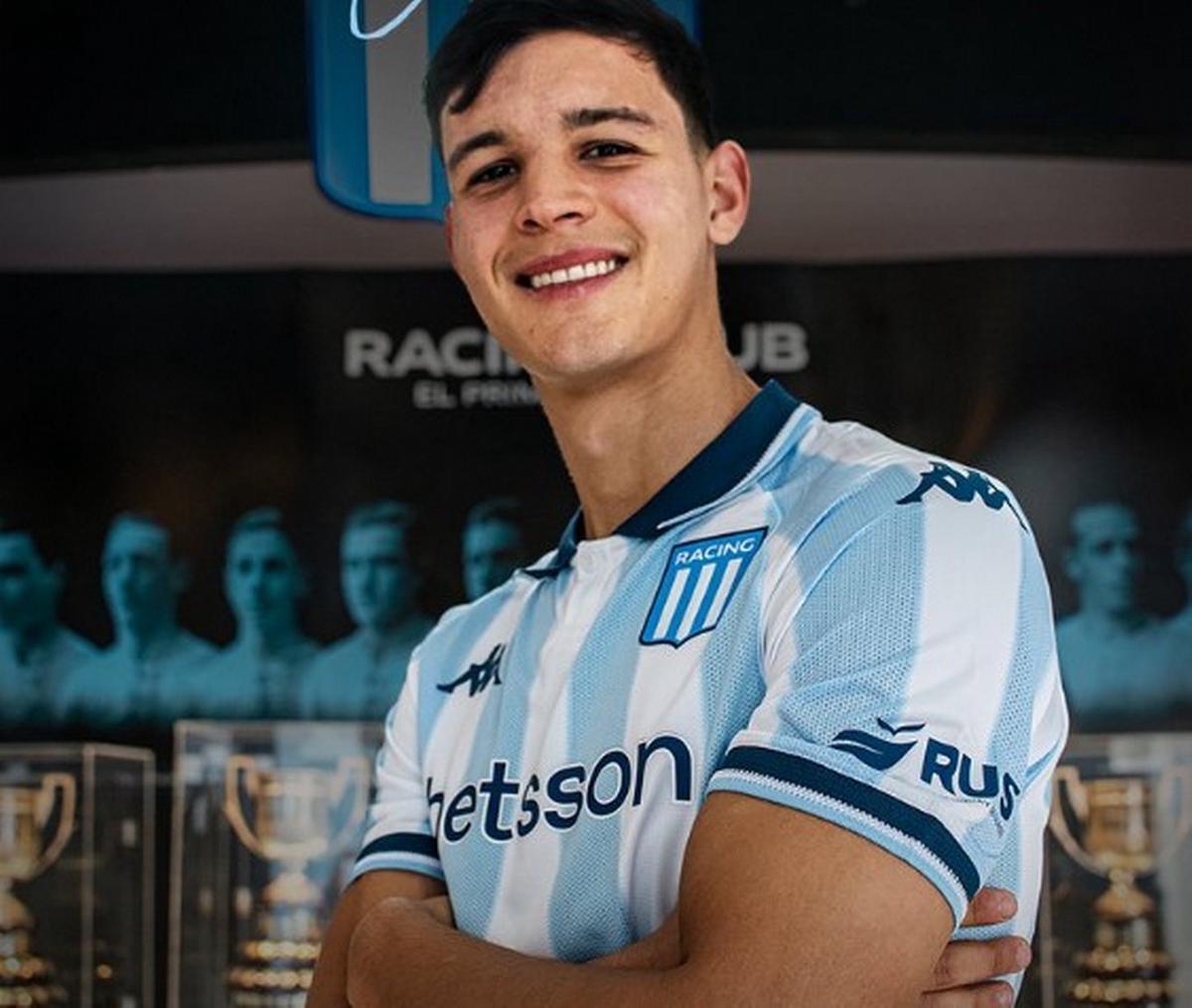 Valentín Carboni ya posa con la camiseta de
