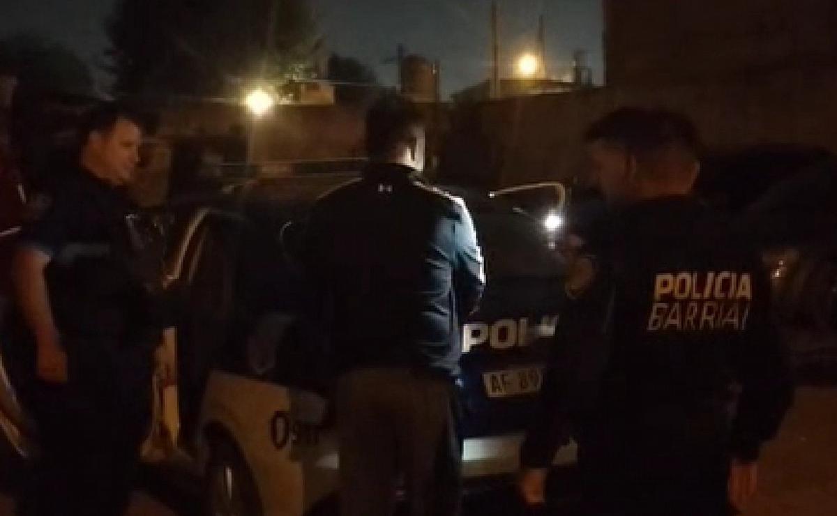 FOTO: El hombre terminó detenido por ir a buscar a su perro a los tiros. (Captura video)