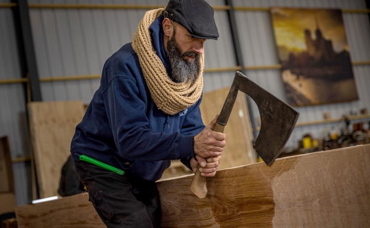 FOTO: Damián Pinardi, el ebanista cordobés que restaura Notre Dame con su hacha medieval.