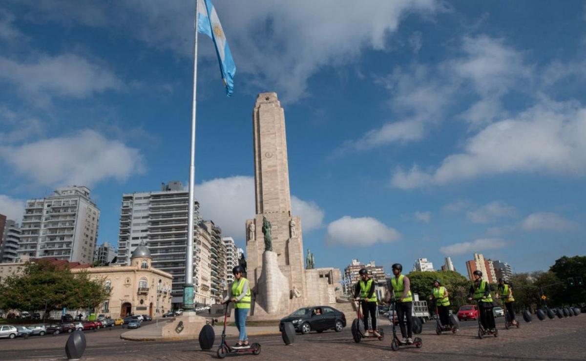 Turistas recorriendo Rosario en la zona del Monumento a la Bandera.