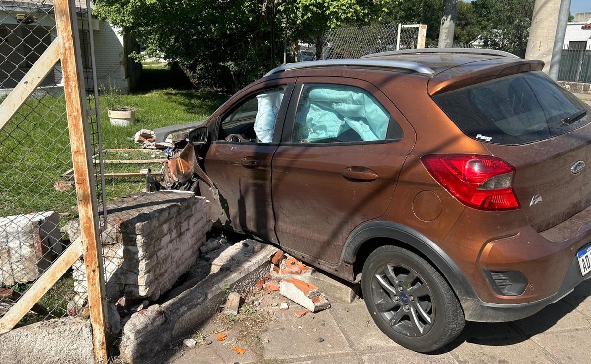 FOTO: Atropelló a un peatón y quedó incrustado en una verja en barrio Granja de Funes.