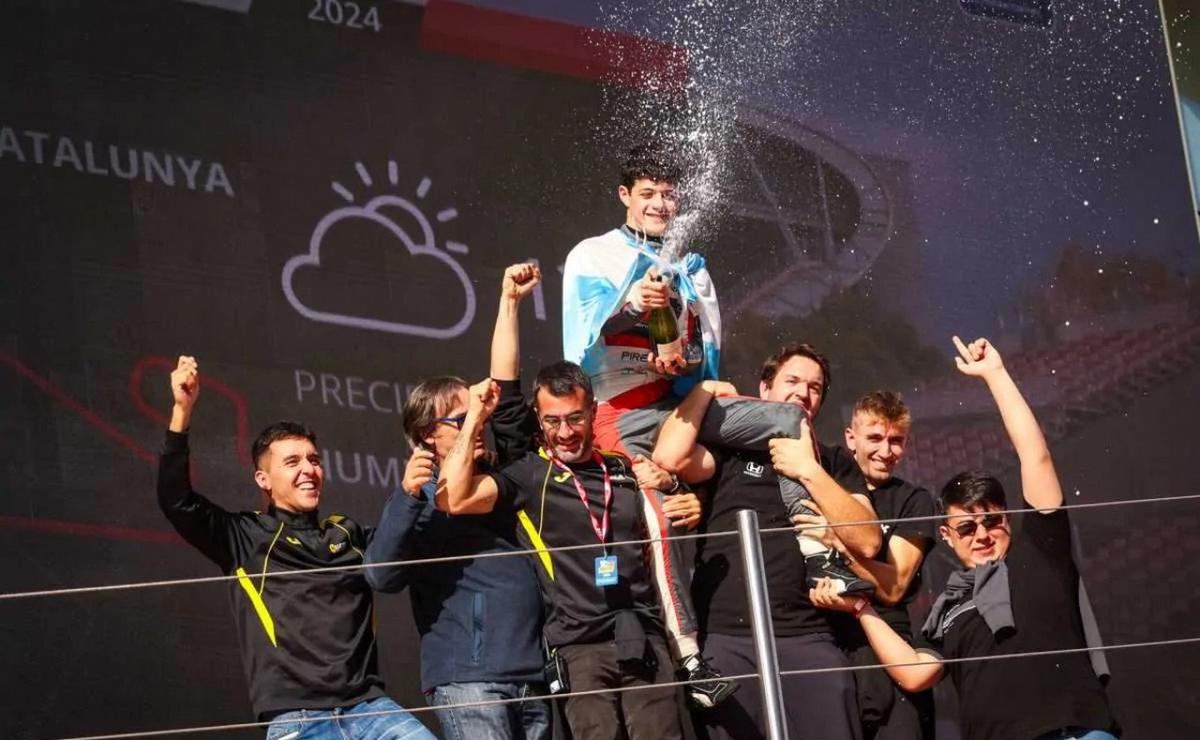 FOTO: 'Nachito' Montenegro festejando su título de campeón español de TCR en Montemeló