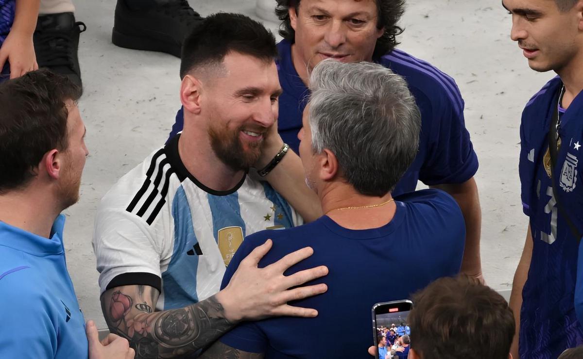 Jorge Messi junto a Lionel Messi en la final de Qatar 2022.