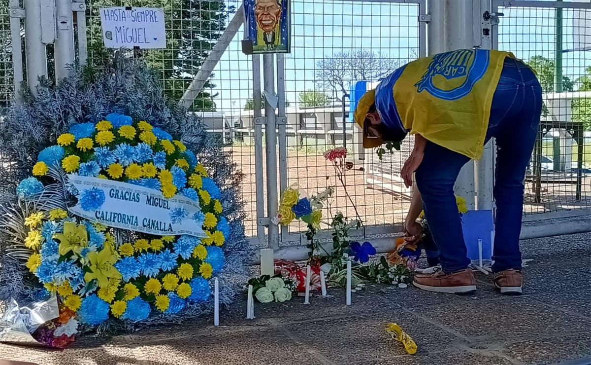 Muestras de afecto y eterna gratitud con Miguel Russo en el Gigante de Arroyito.