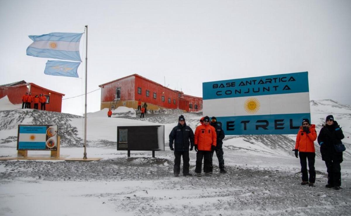 FOTO: Arranca la campaña Antártica: trabajan en la nueva pista de aviones en base Petrel.