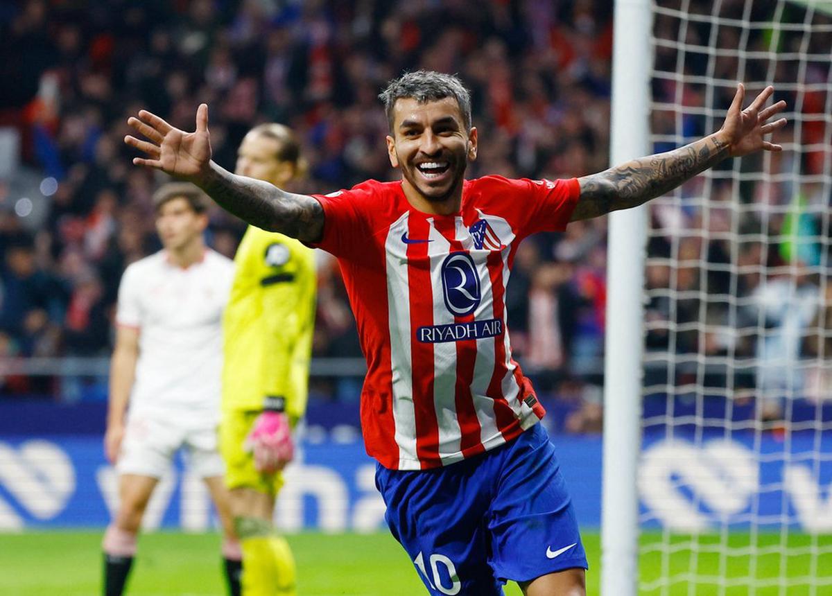 Correa festeja un gol con la camiseta del Atlético de Madrid, su anterior club.