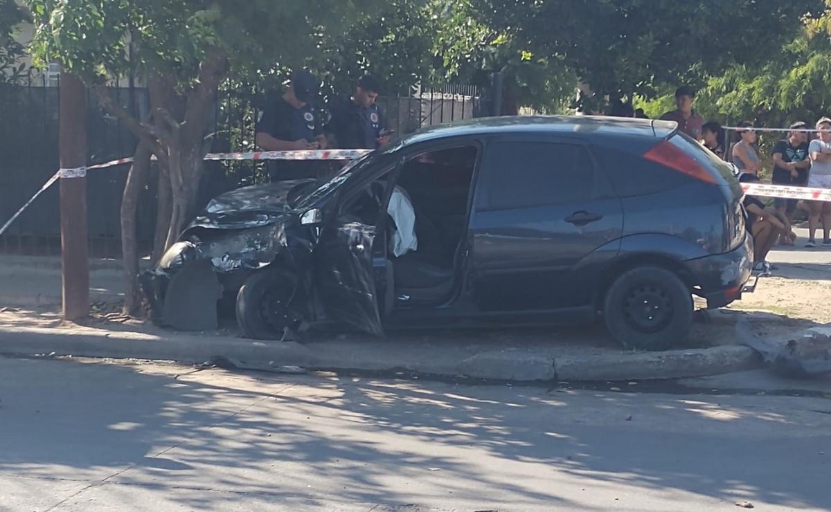 FOTO: Un auto chocó un contenedor, que impactó en dos mujeres: una murió.