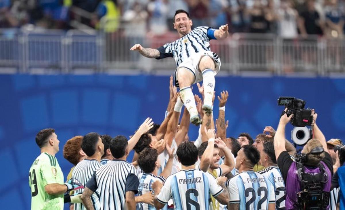 Messi, alzado por sus compañeros (Foto: Florencia Arroyos/NA)