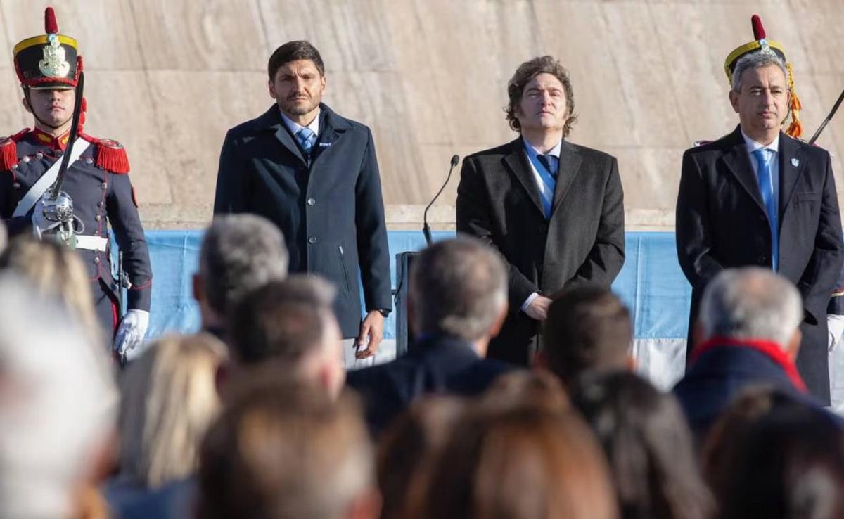 El gobernador de Santa Fe, Maximiliano Pullaro, con Javier Milei. (Foto: NA)