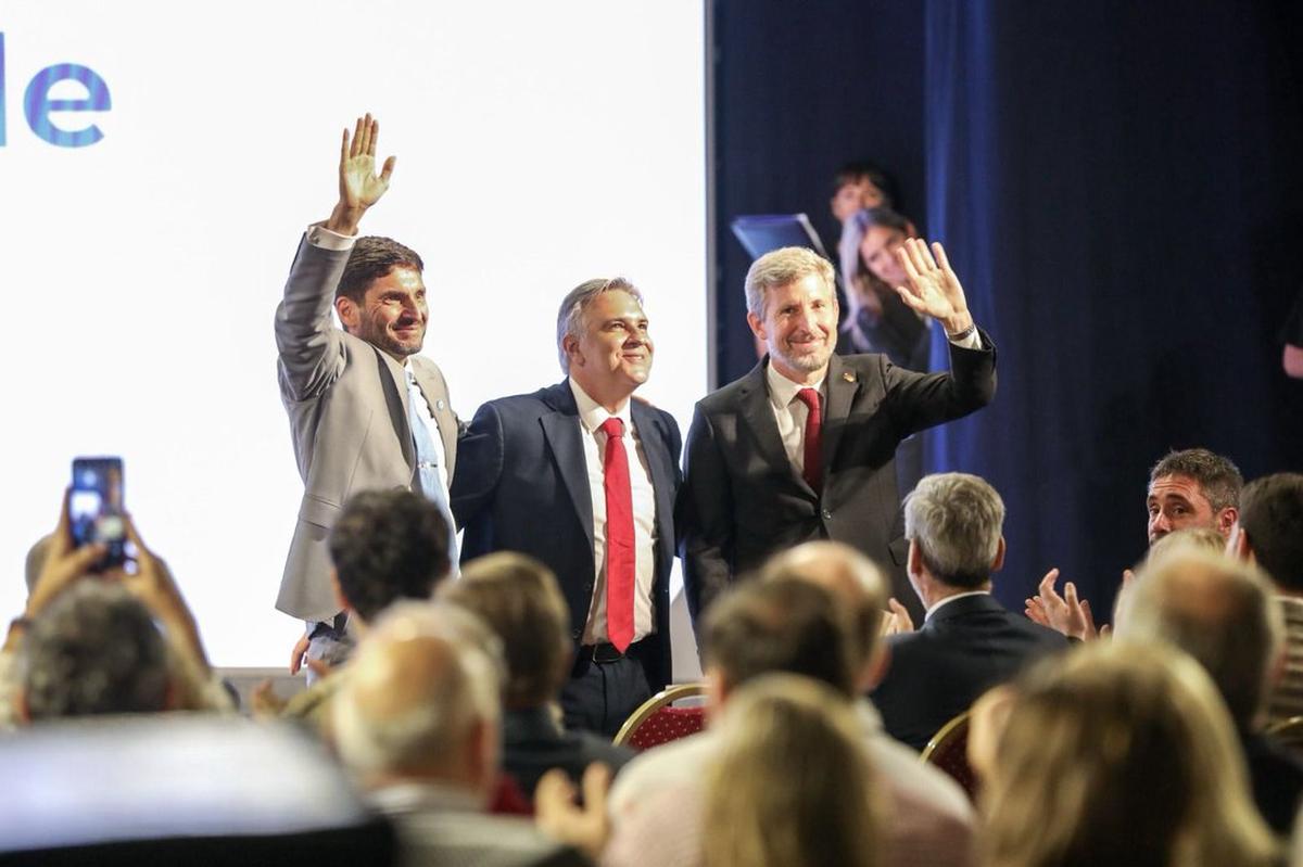 Maximiliano Pullaro, Martín Llaryora y Rogelio Frigerio.