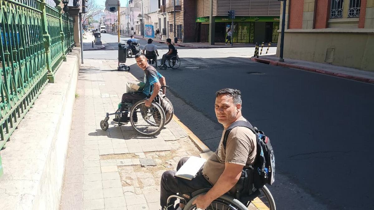 Jóvenes con discapacidad toma la iniciativa de mejorar las veredas