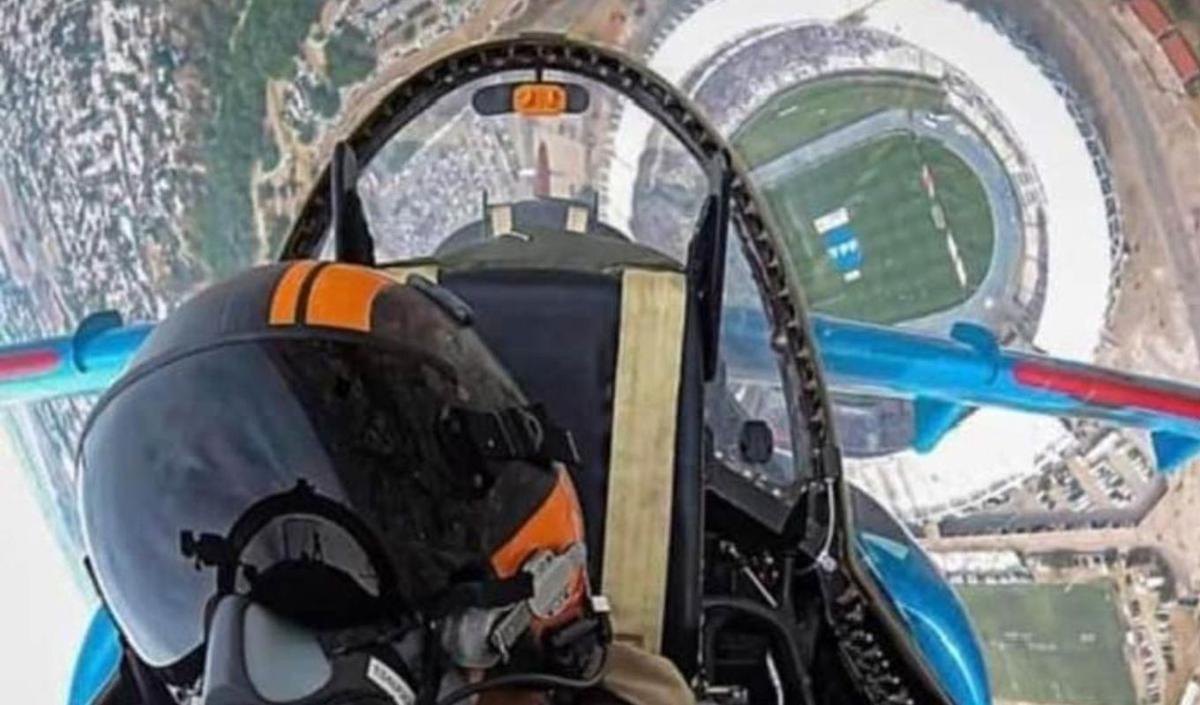 FOTO: El IA-63 Pampa, sobrevolando el estadio Kempes. 