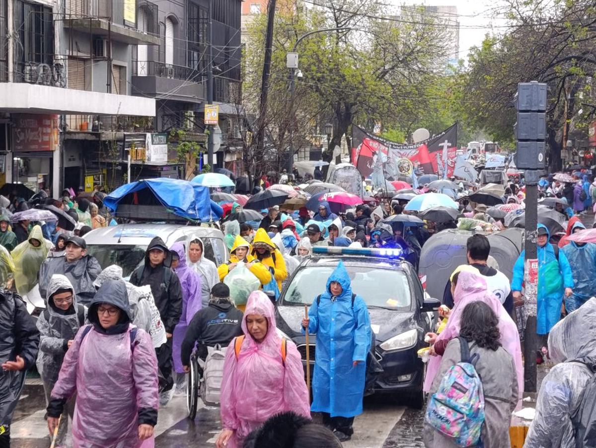 Más de dos millones de fieles participan de la Peregrinación a Luján bajo la lluvia
