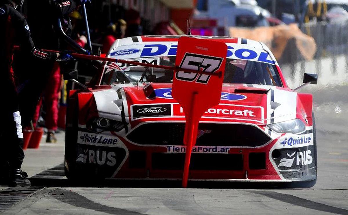 Gianini con su Ford Mustang ingreso a la "Copa de Oro".
