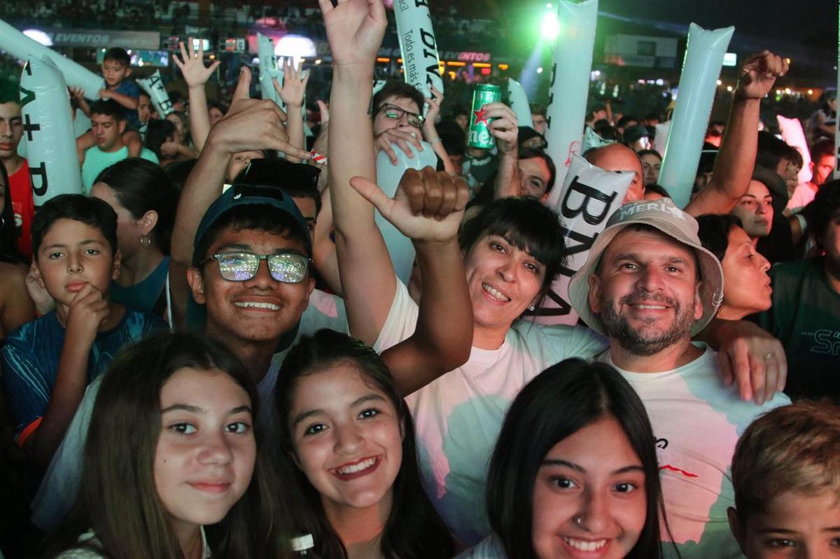 FOTO: Los asistentes disfrutan de una nueva noche festivalera. 