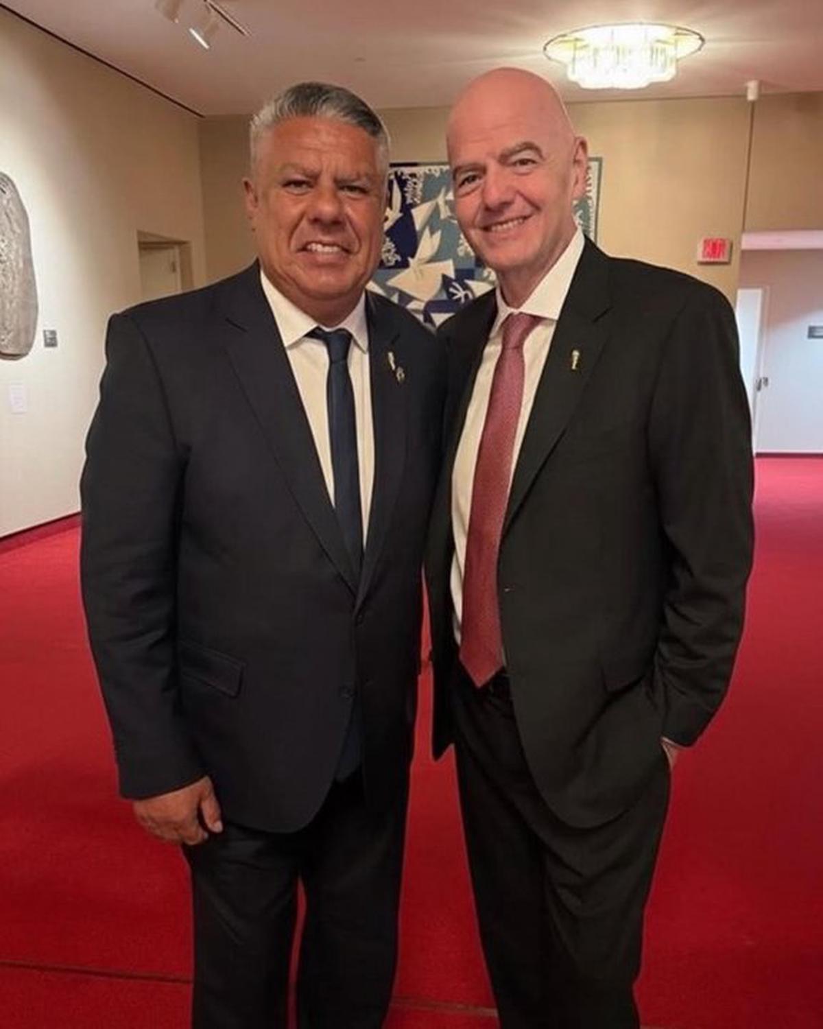Chiqui Tapia con Gianni Infantino, titular de la FIFA. Foto: Agencia NA (redes).