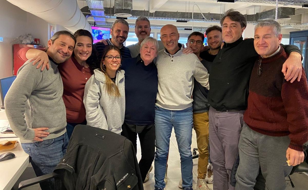 María Rosa Beltramo junto a sus compañeros de redacción de Cadena 3.