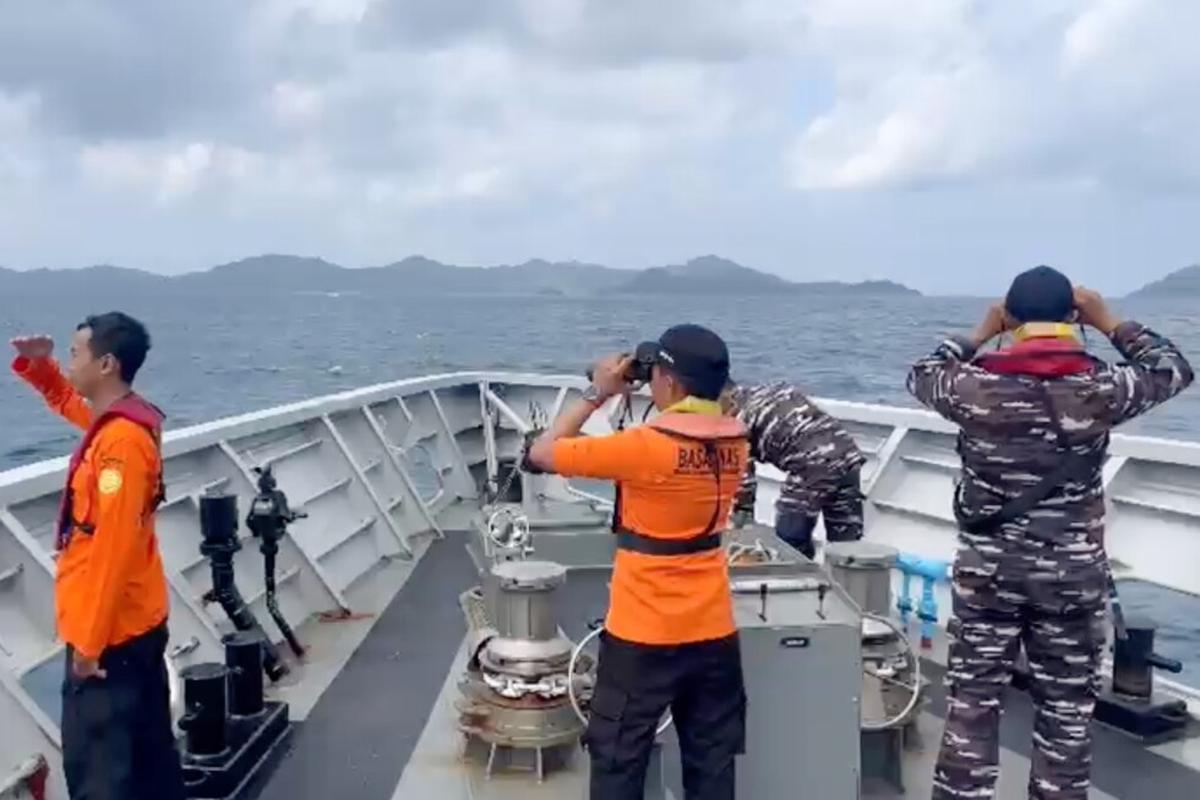Búsqueda de 24 desaparecidos tras naufragio en Indonesia; se reporta un fallecido