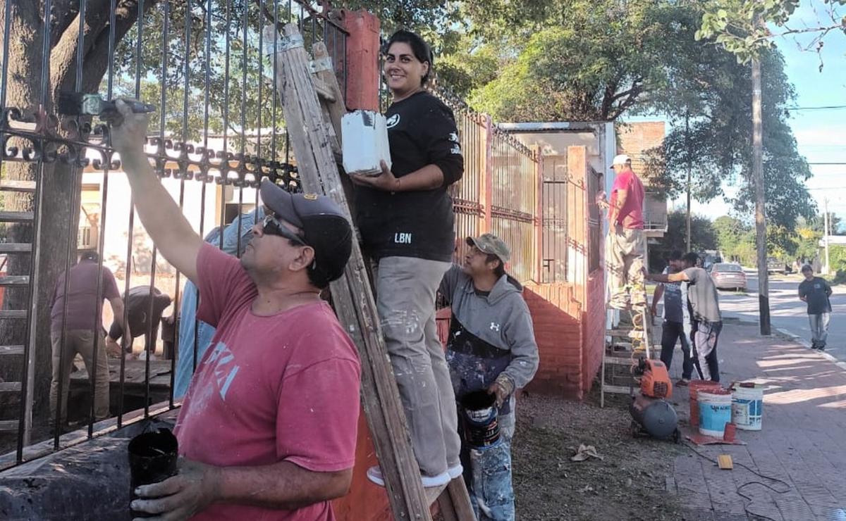 Se unen la Cooperadora, UOCRA y el municipio de General Güemes para pintar escuelas.