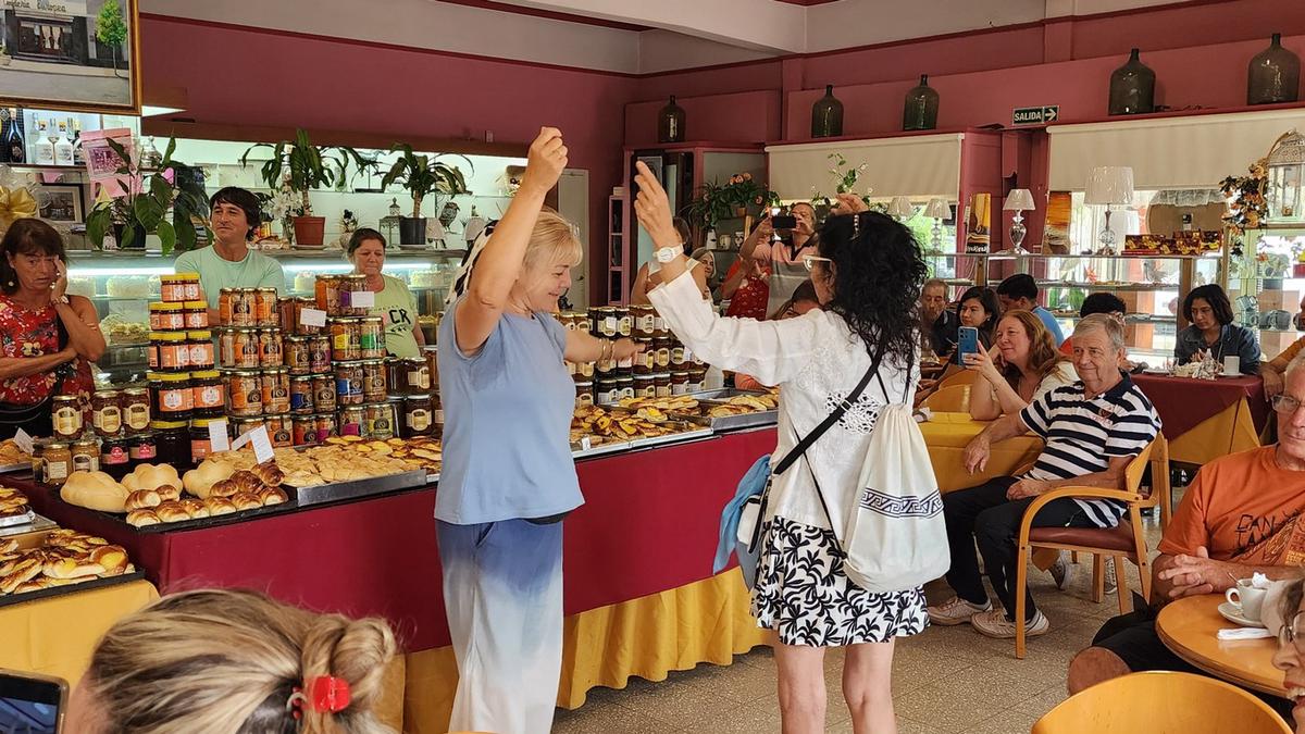 FOTO: Se armó una peña improvisada en La Europea cuando Candela comenzó a cantar 