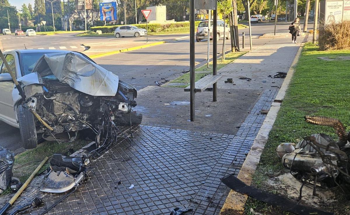 FOTO: El Bora destruido. El motor se despredió y terminó a unos tres metros del auto.