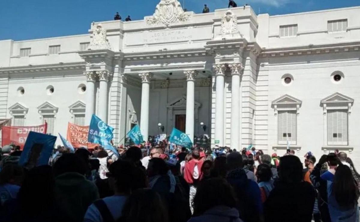 FOTO: Disturbios en la Legislatura de Santa Fe.