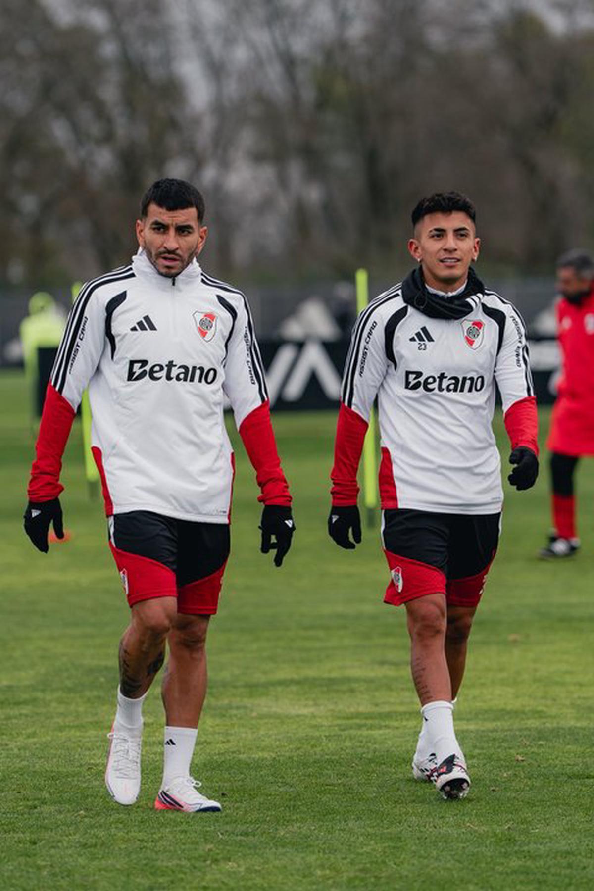 Ángel Correa (izquierda) y Thiago Almada (derecha) durante el entrenamiento de River.