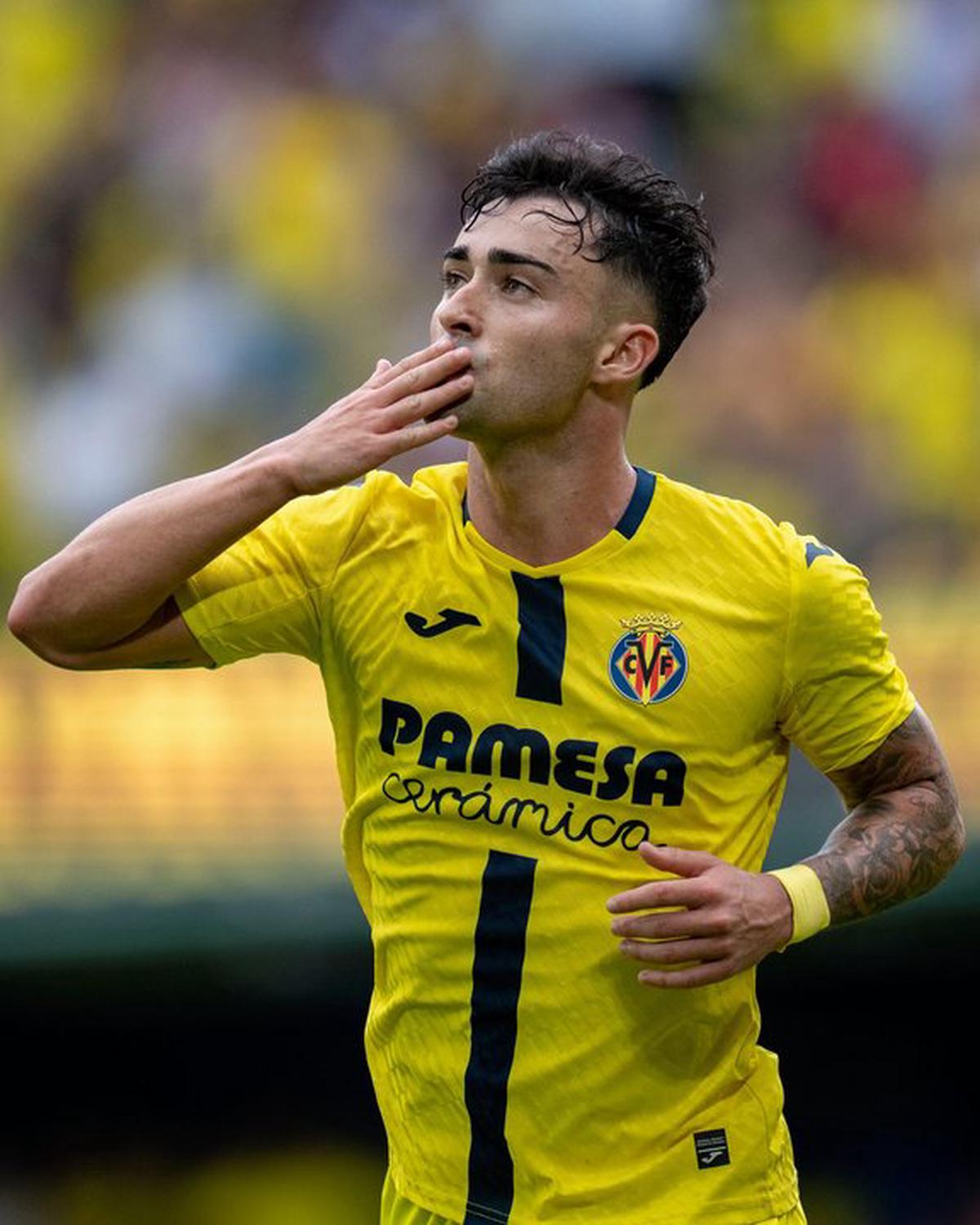 El Villarreal goleó al Rayo Vallecano y es escolta del Real Madrid en LaLiga.