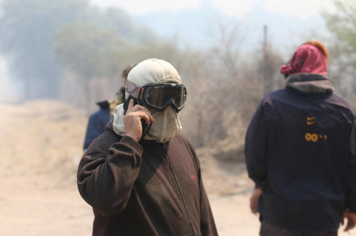 FOTO: Desesperación por los incendios en Los Cocos. (Foto: Daniel Cáceres/Cadena 3)