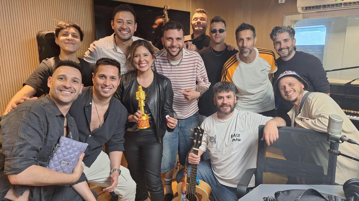 FOTO: Los Caligaris estuvieron en los estudios de la radio e hicieron bailar a todos