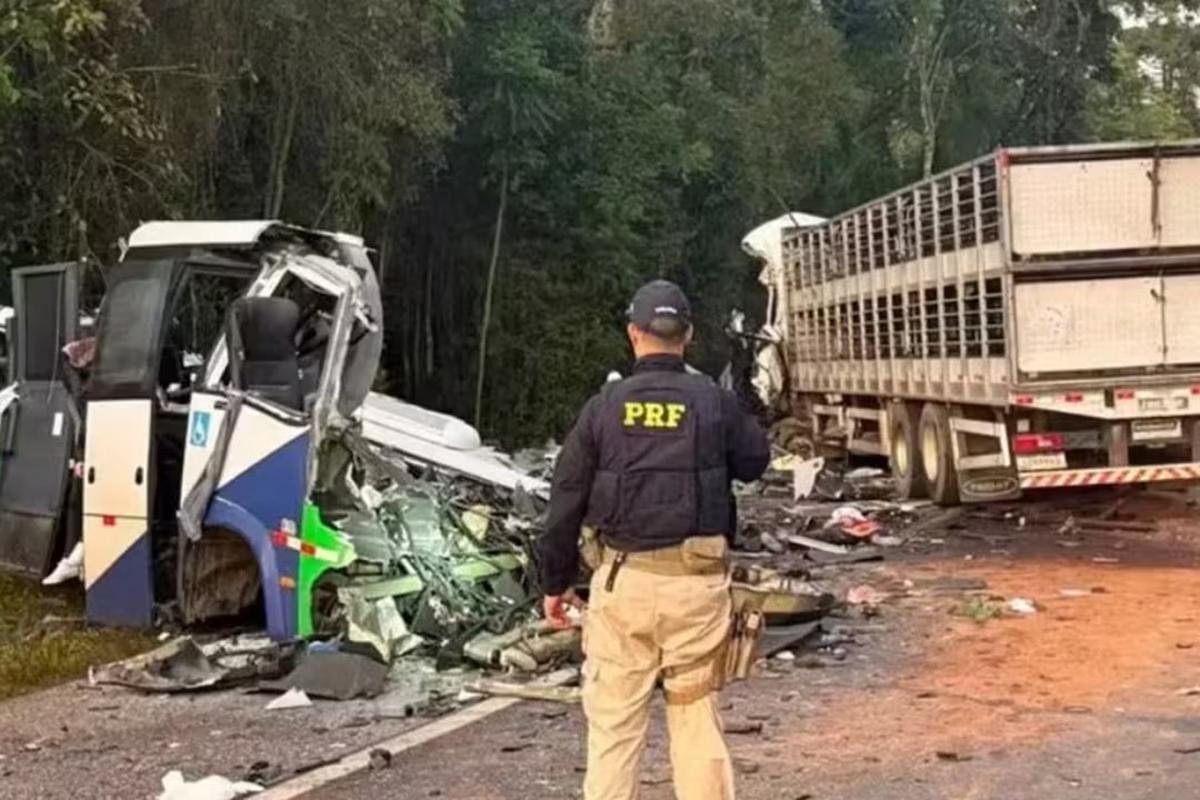 Trágico accidente en Brasil: 22 muertos tras choque entre autobús y camión en Paraná